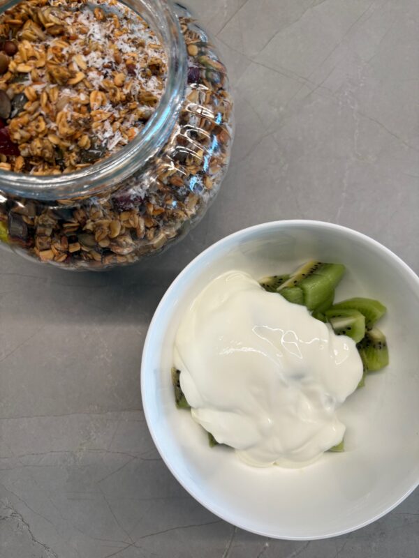 luty i granola koi